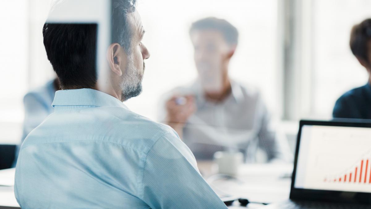 poza in care apar patru angajati la o sedinta, dar nu li se vad fetele