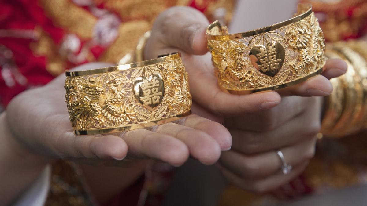 chinezii se inghesuie sa si vanda bijuteriile de familie dupa ce pretul aurului a explodat