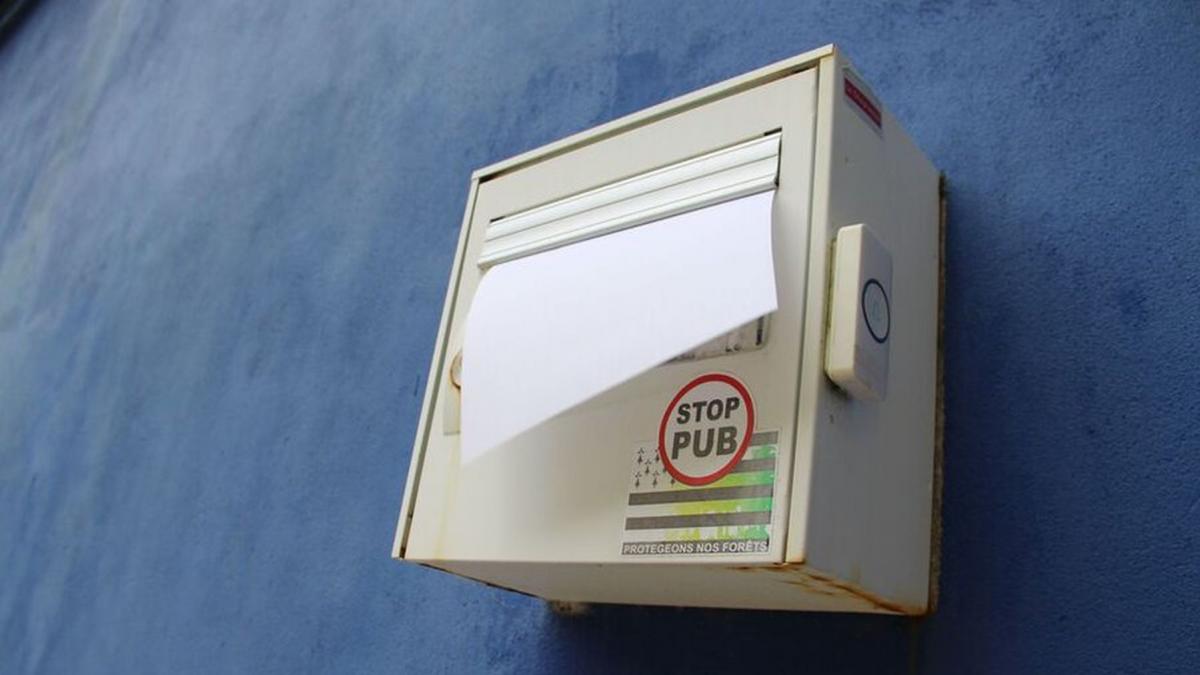 foaie alba in cutia postala gendarmerie de la somme