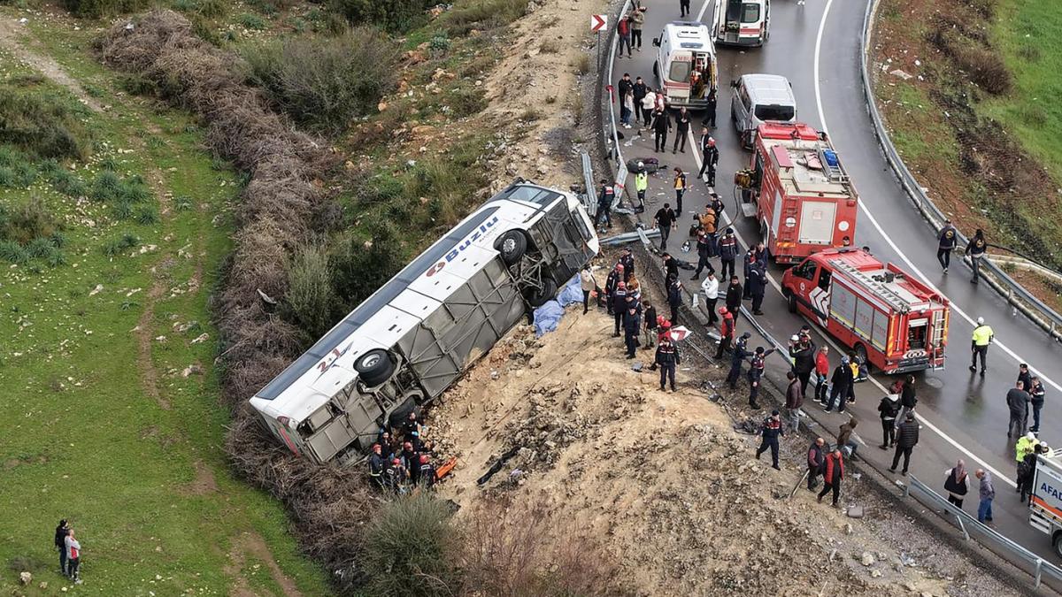 poza in care apare autocarul rasturnat in Turcia