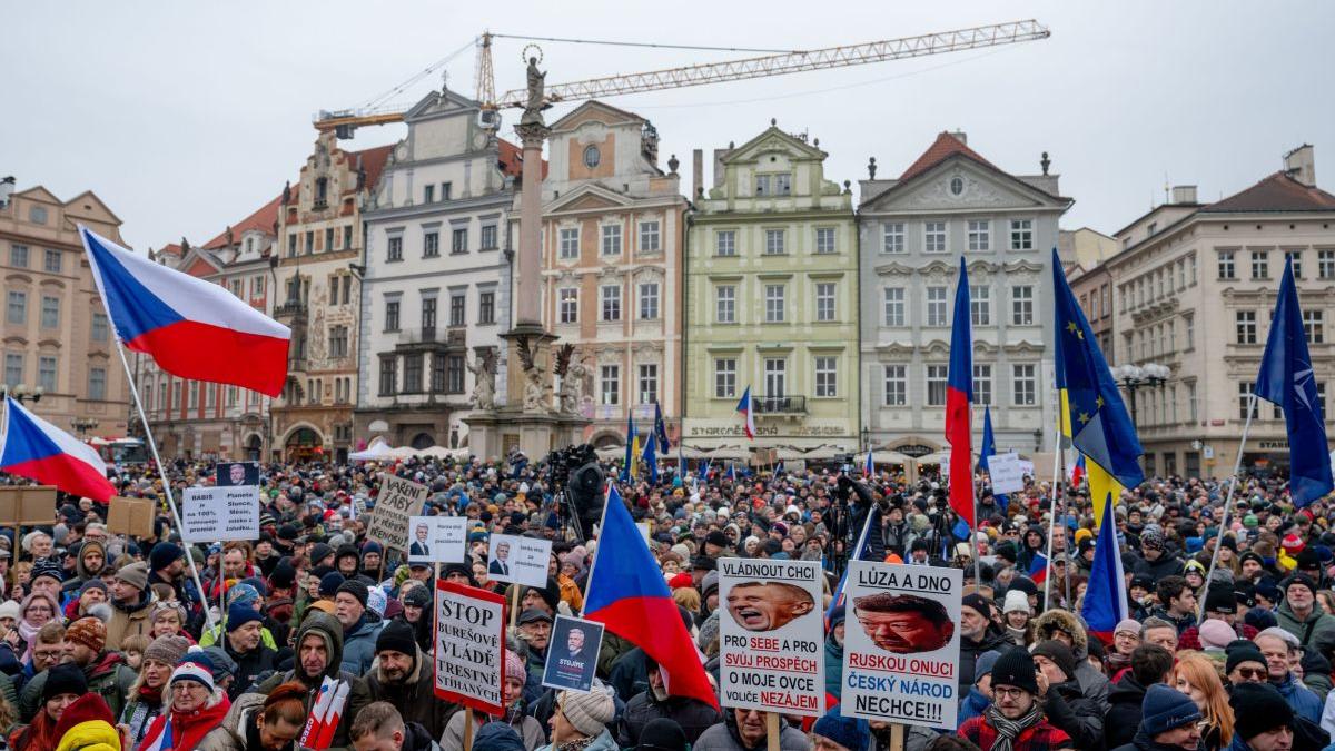 zeci de mii de cehi au iesit in strada la praga in sprijinul presedintelui pavel aflat in razboi politic cu premierul populist babis