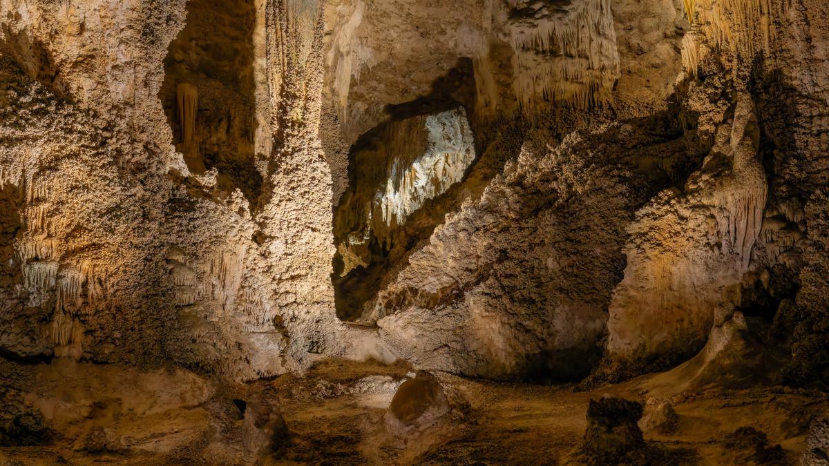 imagine din interiorul pesterii Carlsbad Cavern
