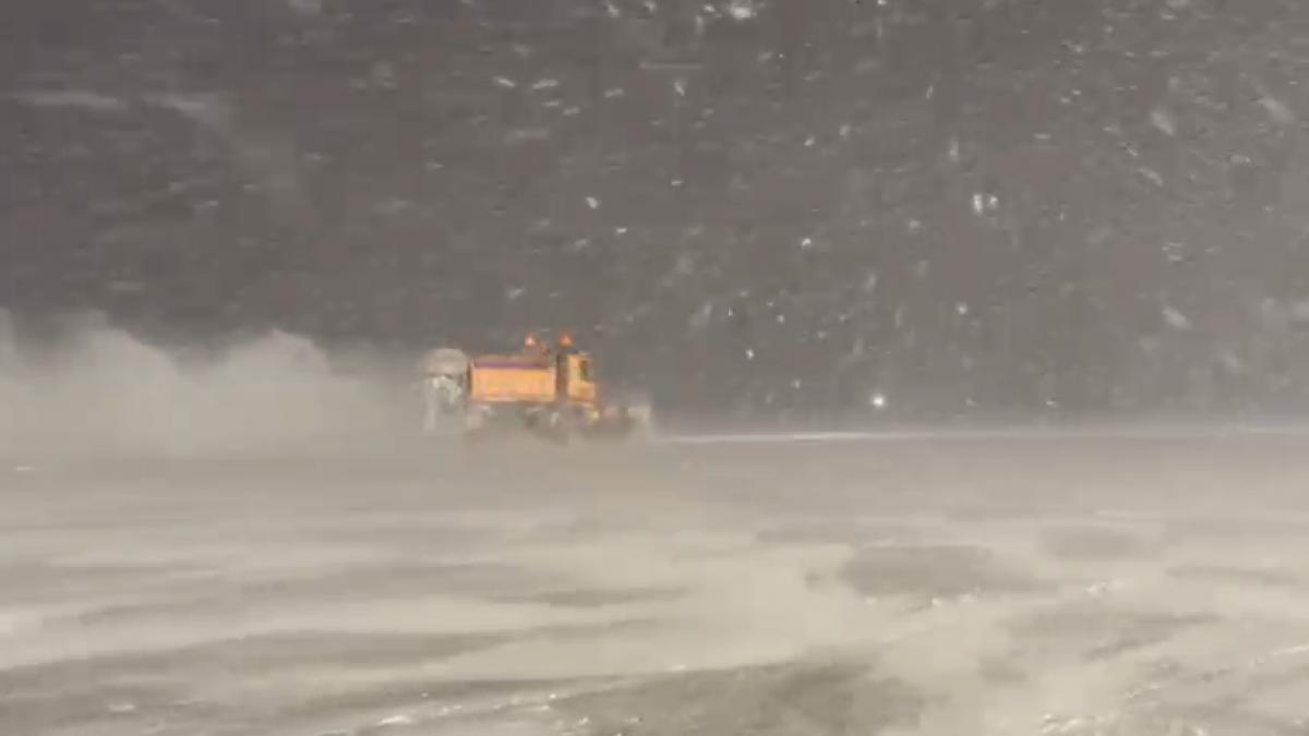 imagini de pe otopeni unde se intervine cu zeci de utilaje de deszapezire pe piste doua curse spre paris si munchen au intarzieri