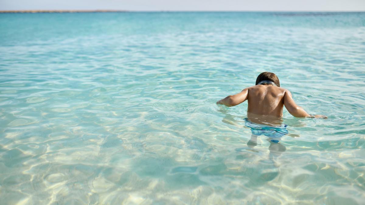 supraomenesc un copil a inotat ore intregi ca sa si salveze mama si fratii din largul oceanului