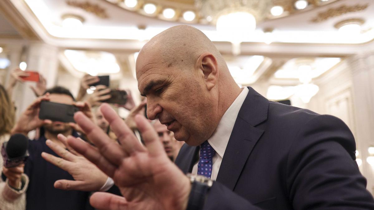 ilie bolojan inconjurat de angajatii revoltati de la senat foto inquam