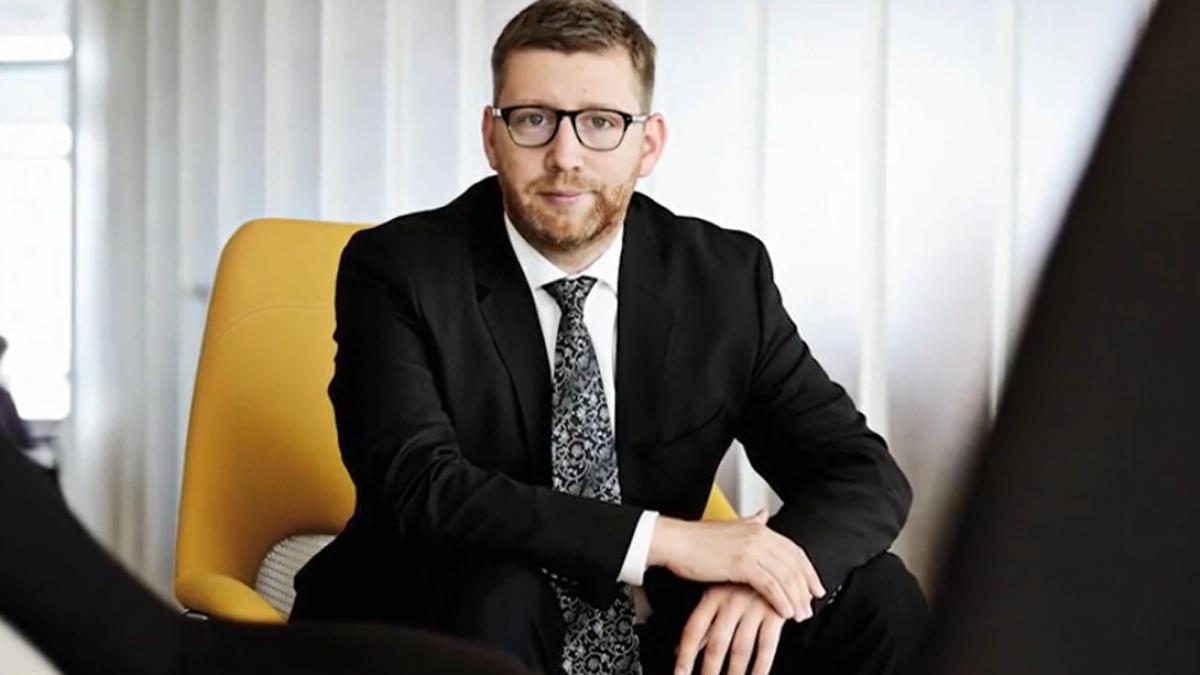 campionul sinecurilor cine este superbugetarul cu 11 salarii pe luna din care sase de la stat