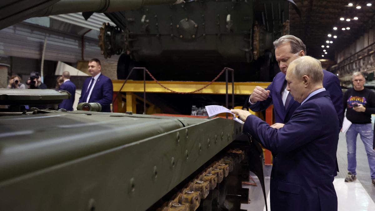 Putin citeste document pe un tanc