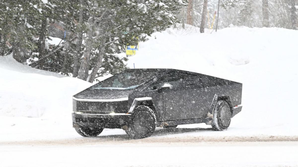 vehicul electric tesla cybertruck