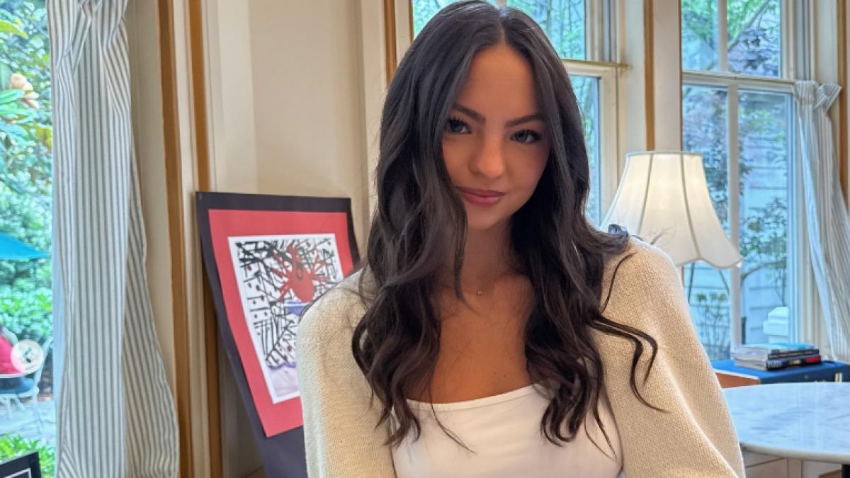 tanara bruneta imbracata in alb