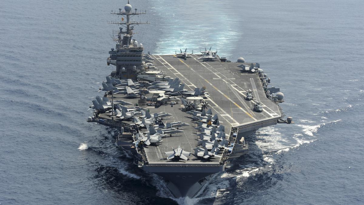 portavionul USS Abraham Lincoln pe mare
