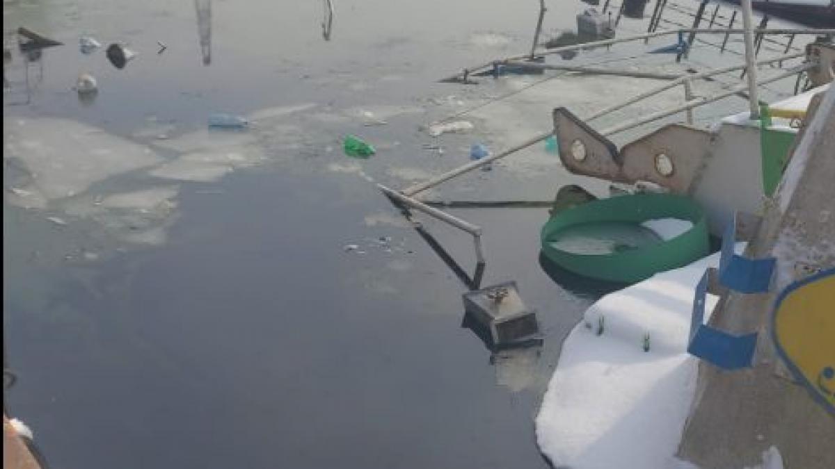 alerta de poluare la giurgiu produse petroliere semnalate dupa scufundarea unui impingator