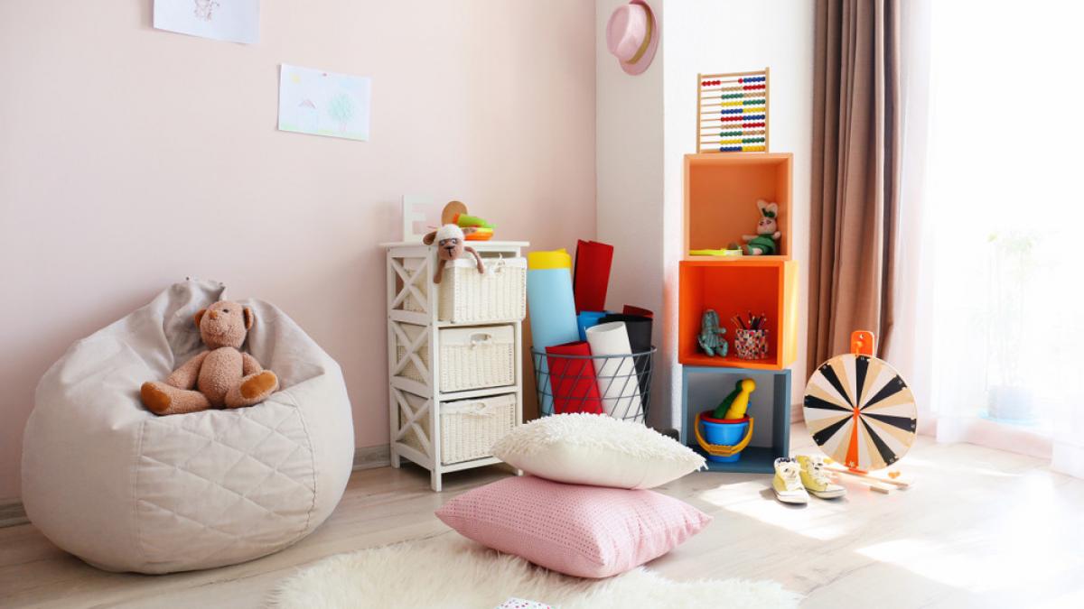 O camera de copii amenajata cu pufuri 