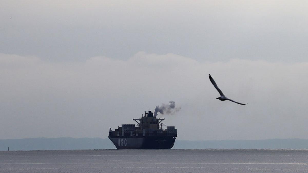 poza in care apare o nava container in  New York Harbor - GettyImages-2247504796