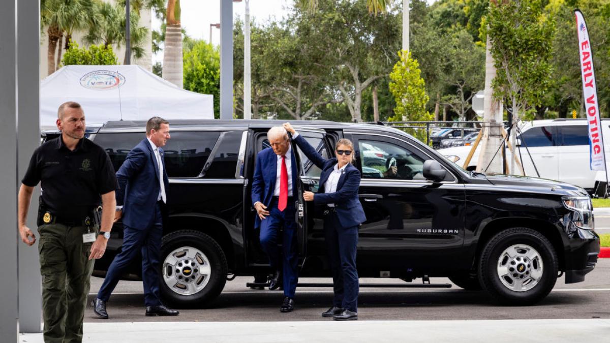 donald trump iese din masina in west palm beach la un eveniment de campanie electorala