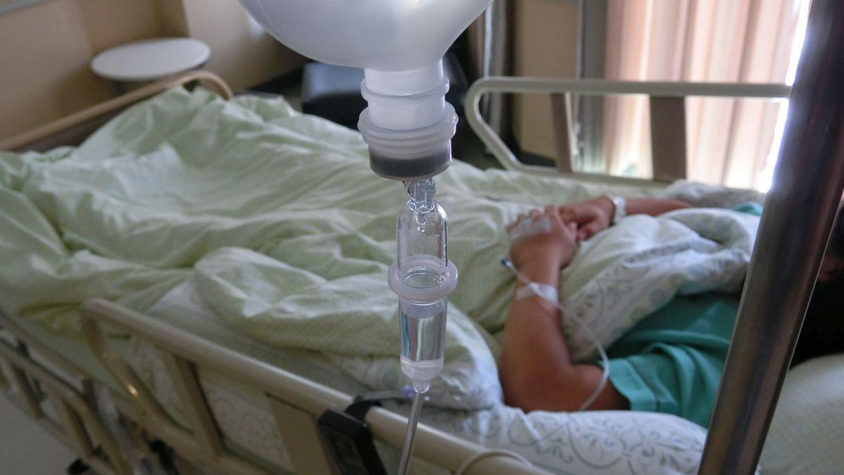 pacient pe pat de spital