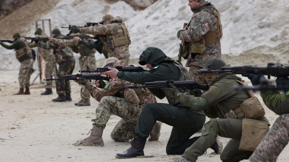 soldați ucraineni cu puști se antrenează