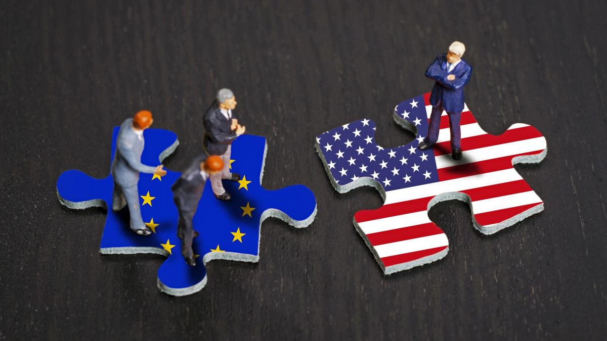 figurine reprezentându-i pe Trump și lideri europeni în piese de puzzle imprimate cu steagurile UE și SUA