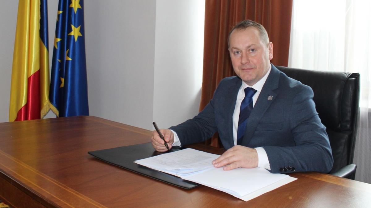 poza in care apare senatorul Dorin Petrea, liderul grupului parlamentar PACE - Întâi Romania.