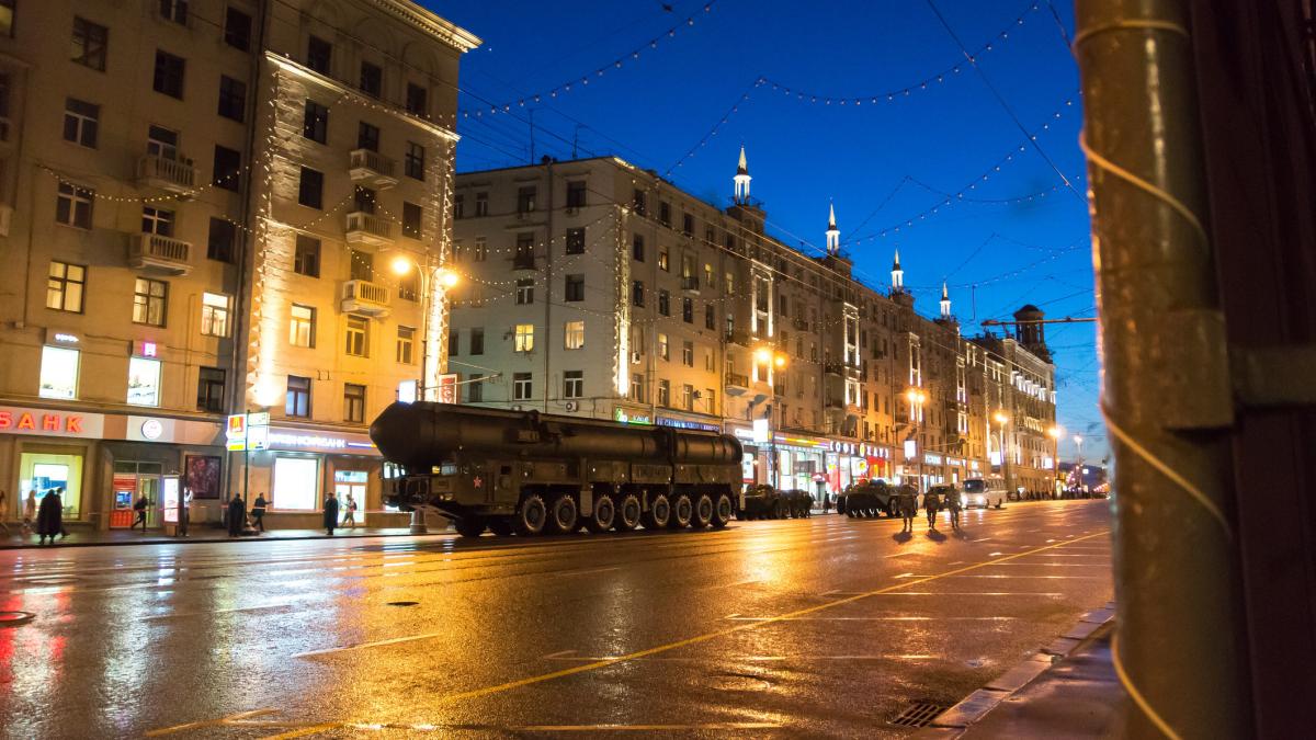 rachetă pe lansator mobil pe străzile Mocovei, seara.