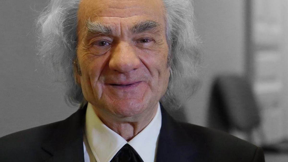 leon danaila unul dintre cei mai mari neurochirurgi ai lumii a fost decorat cu ordinul militar de romania pentru intreaga cariera