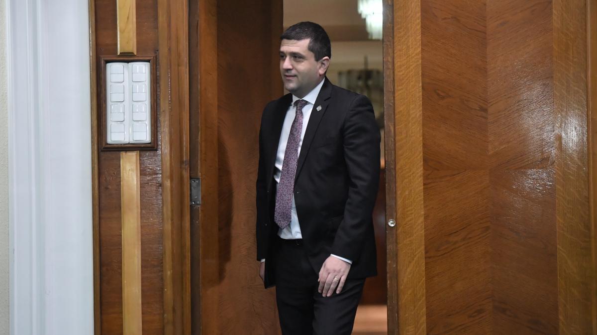 ministrul radu miruta la costum 