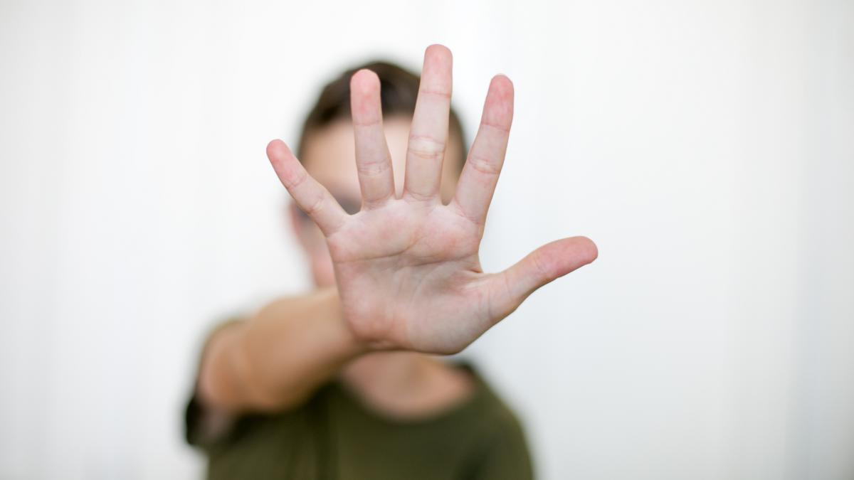 caz socant in franta un baiat de 5 ani a fost drogat si violat de 10 barbati printre care si tatal sau