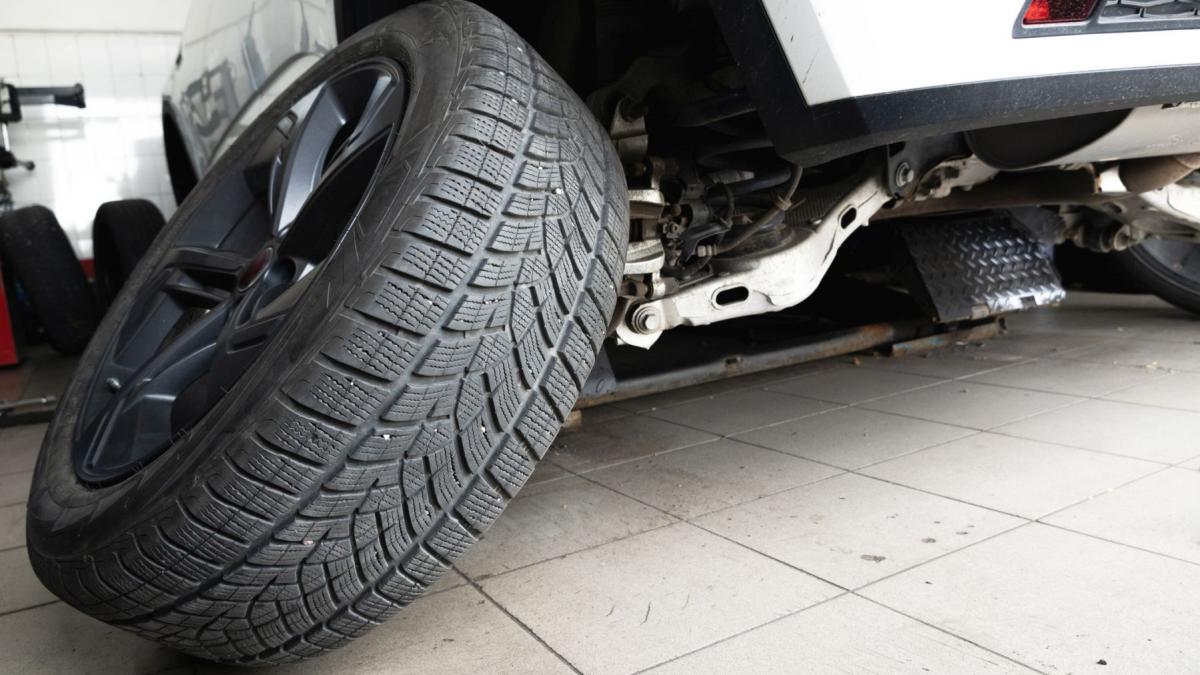 cinci romani au furat rotile de la zeci de mercedesuri si bmw uri din reprezentantele auto din austria si au lasat masinile pe butuci