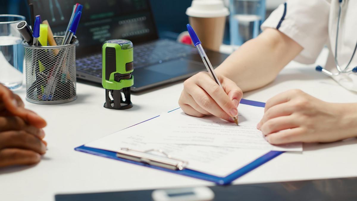 Medic notând analizele de laborator