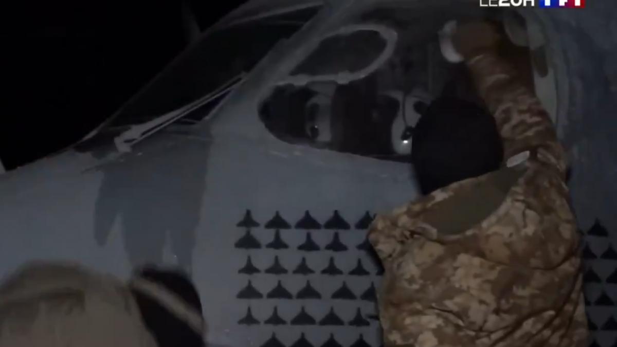 soldati ucraineni sterg un avion