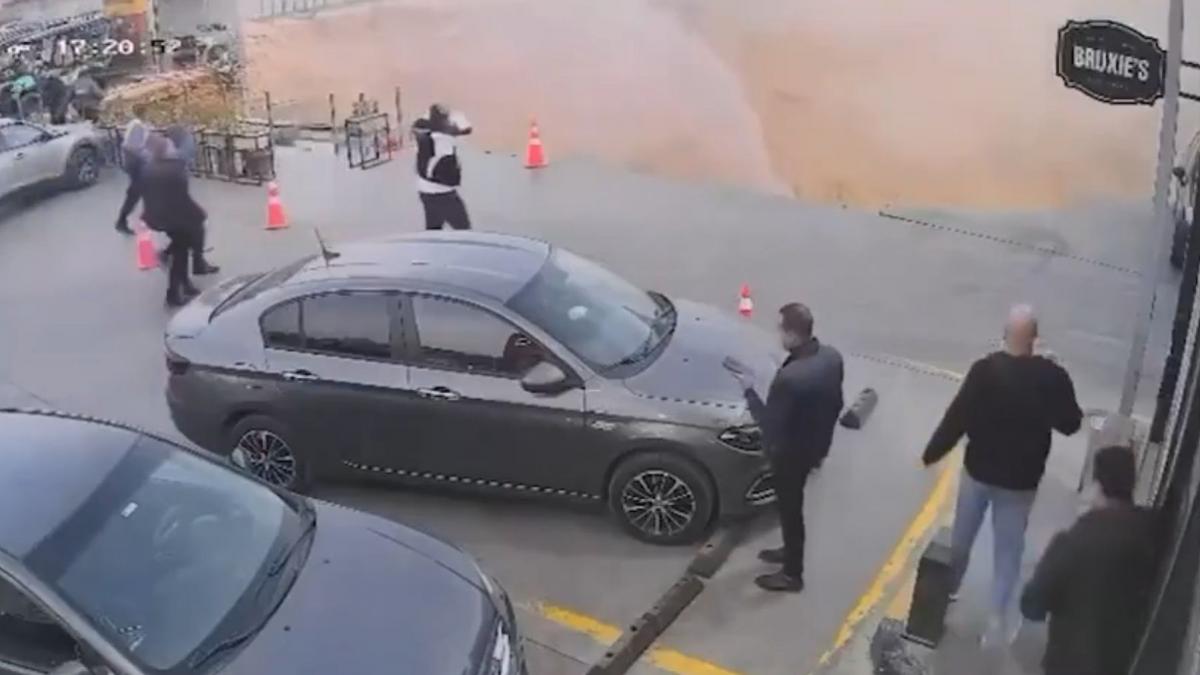 momentul socant in care o benzinarie intreaga este inghitita de un crater urias soferii fug disperati