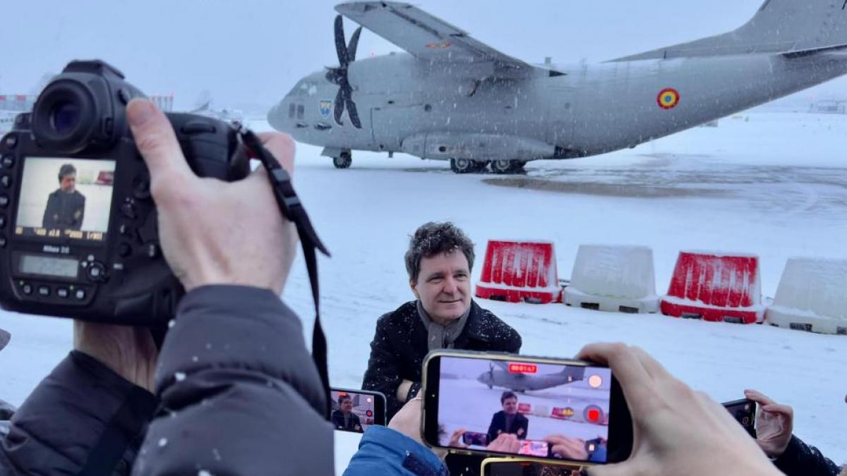 poza cu  Nicusor Dan, blocat pe-aeroport-in-paris-francezii-nu-am-mai-vazut-de-mult-asa-ceva-eu-niciodata-1036530