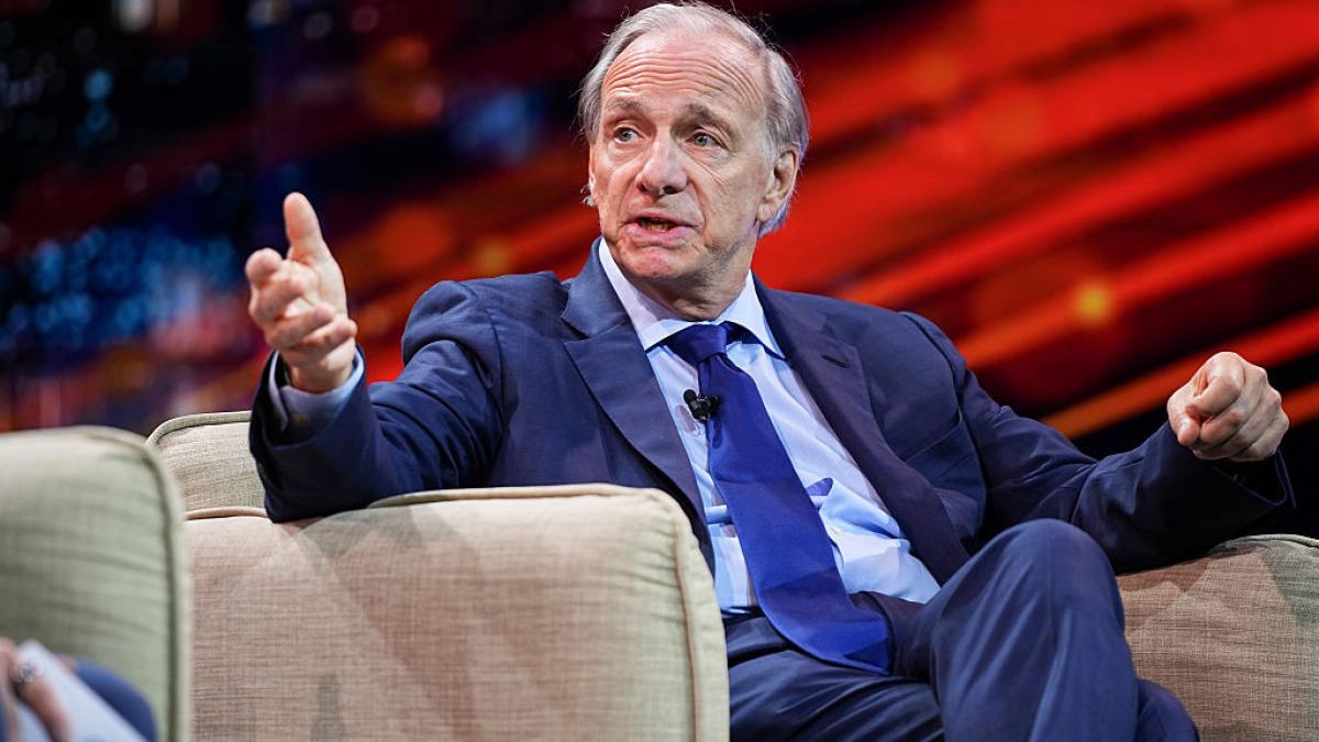 ray dalio avertizeaza ca lumea este in pragul unui razboi al capitalului banii devin arma iar aurul este cea mai buna protectie