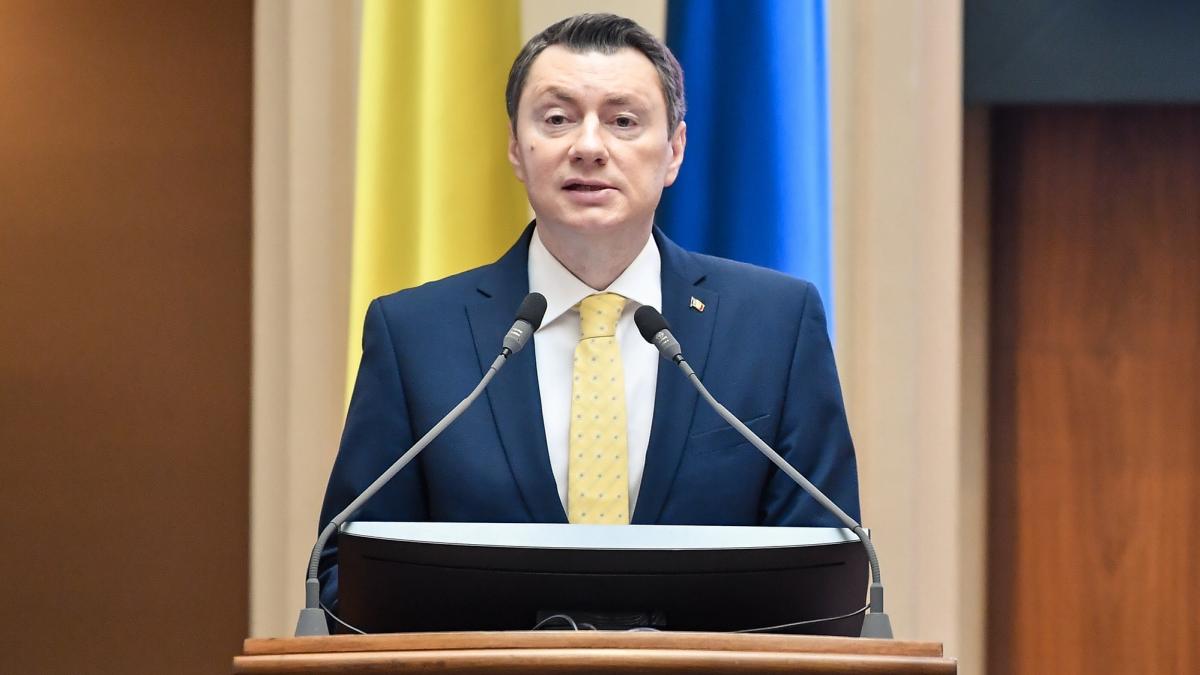 poza in care apare Cosmin Marinescu, viceguvernator al B.N.R., la Forumul Educaţiei Financiare din 11 aprilie 2025