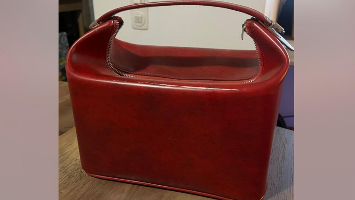 ce a gasit o femeie in geanta rosie de piele cumparata de la second hand o adevarata capsula a timpului