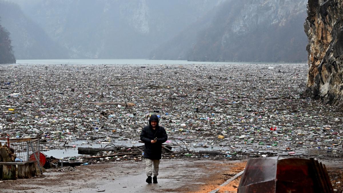 imagini socante in bosnia zeci de mii de metri cubi de gunoi din trei tari au acoperit raul drina plastic mobilier de toate