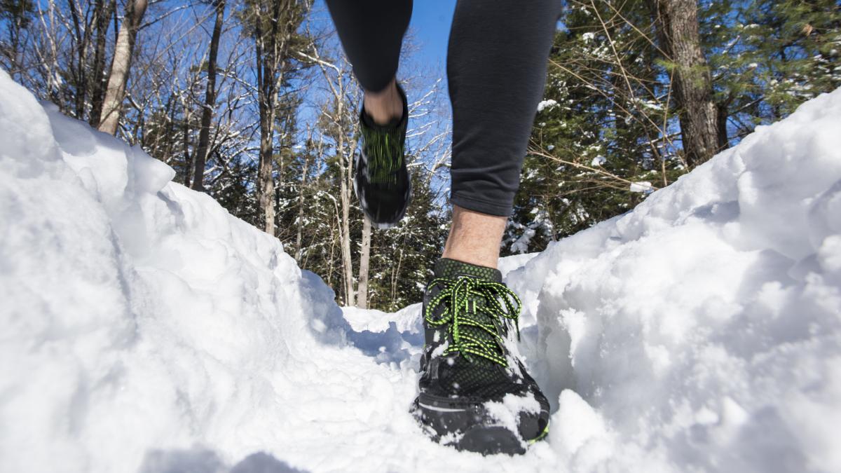 doi tineri au plecat in plina iarna pe muntele ceahlau incaltati cu adidasi pe traseu i au oprit jandarmii