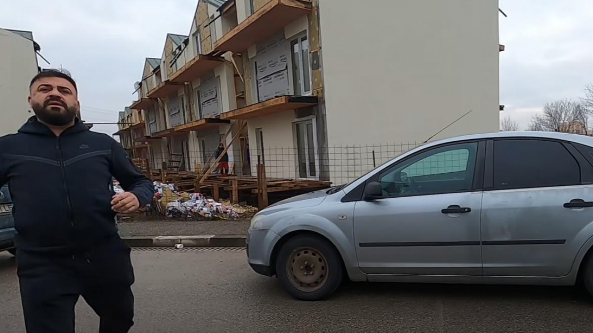 Gabriel Silviu Mototolea langa un ansamblu rezidential