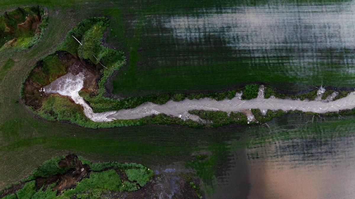 imagini aeriene spectaculoase din turcia fermierii au gasit o solutie ingenioasa ca sa foloseasca dolinele aparute acum sapte ani