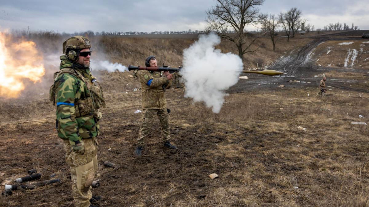 Soldat ucrainean trage cu o rachetă