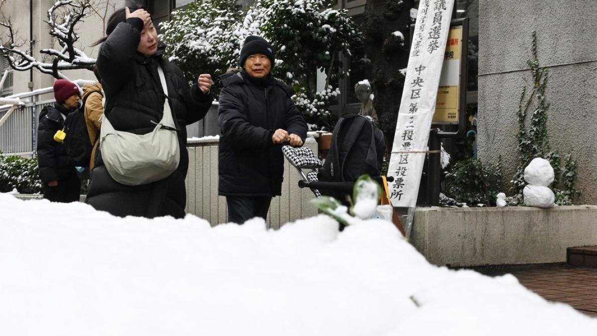 japonezi pe strada cand ninge