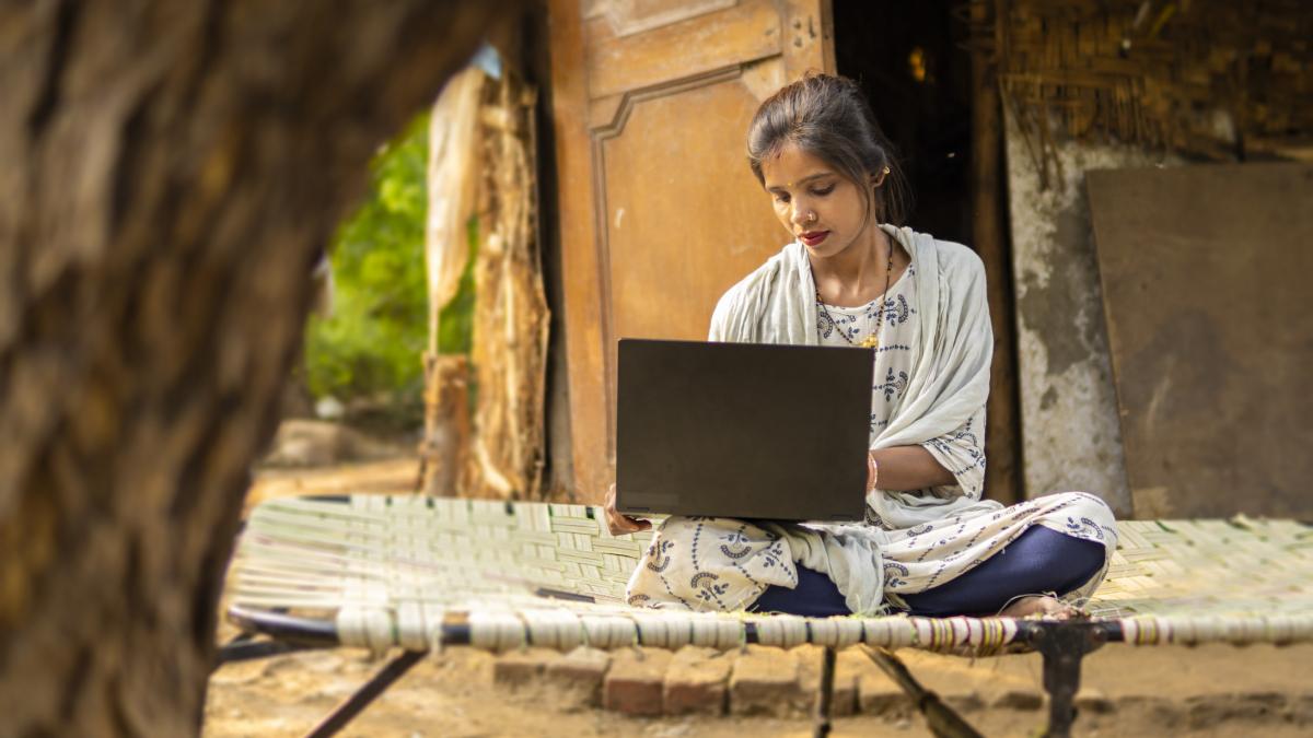 femeie india lucrand la laptop getty