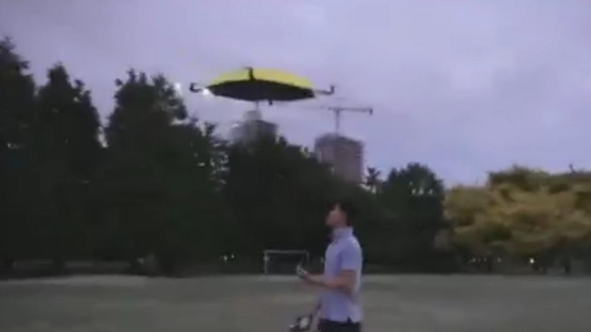 s a inventat umbrela care zboara singura deasupra ta si te urmareste automat pe ploaie cum functioneaza flying umbrella 2 0