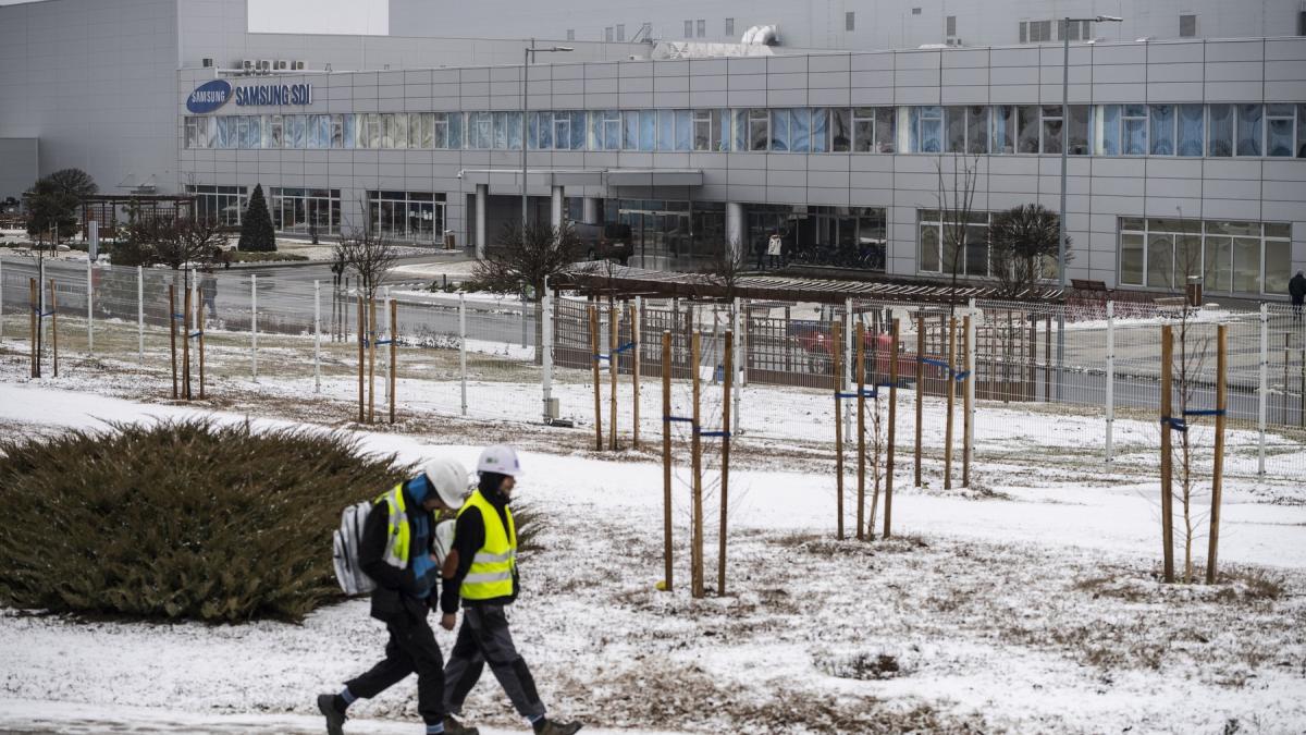 doi muncitori in fata uzinei Samsung de la God, din Ungaria