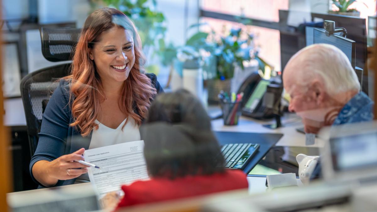 cea mai controversata banca din romania lanseaza o campanie cu premii pentru pensionari chiar in toiul unui scandal cu guvernul