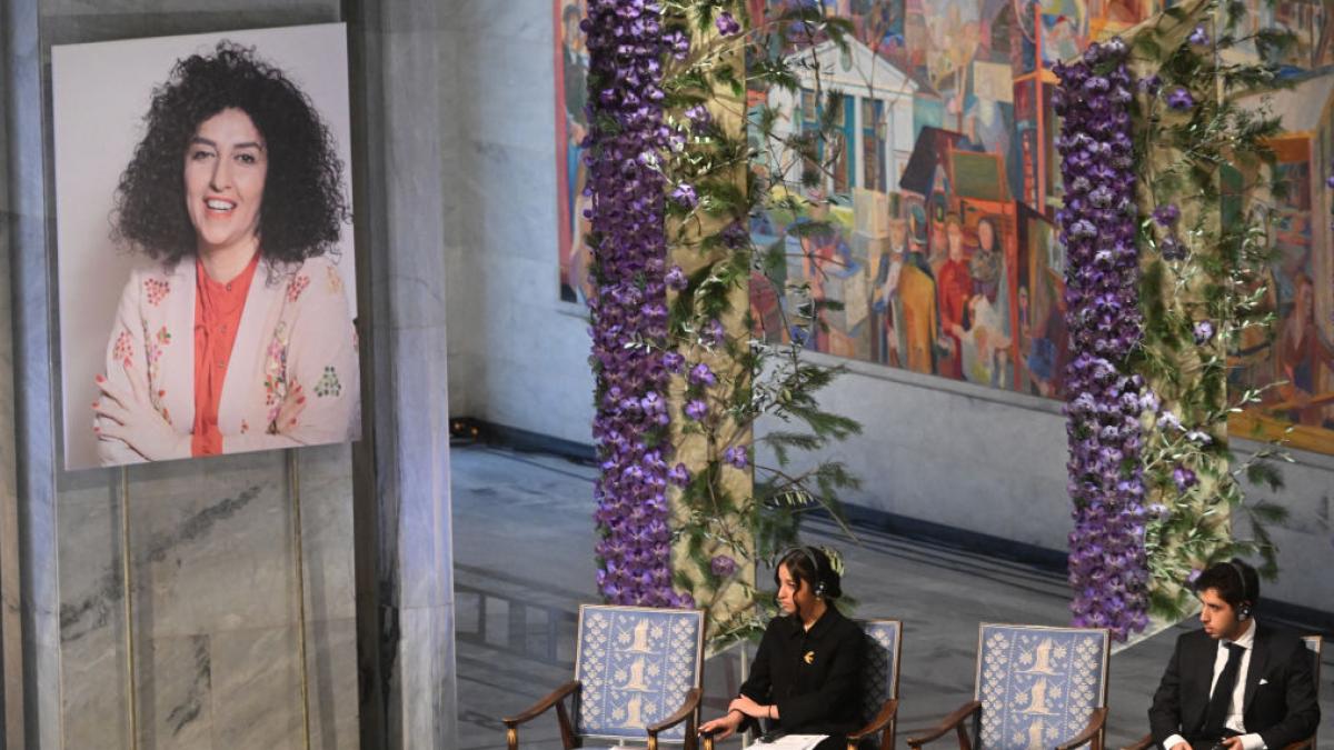 Narges Mohammadi intr-un tablou, la momentul primirii nobelului pentru pace