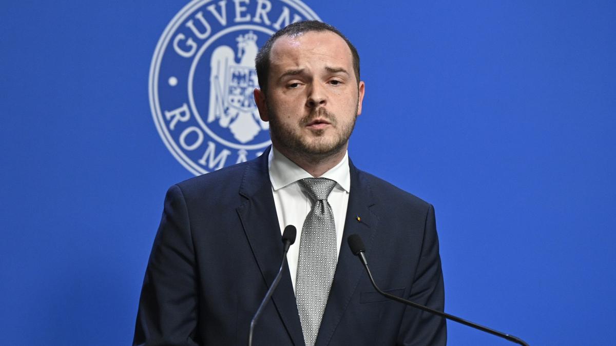 poza in care apare Alexandru Rogobete, ministrul Sănătăţii.