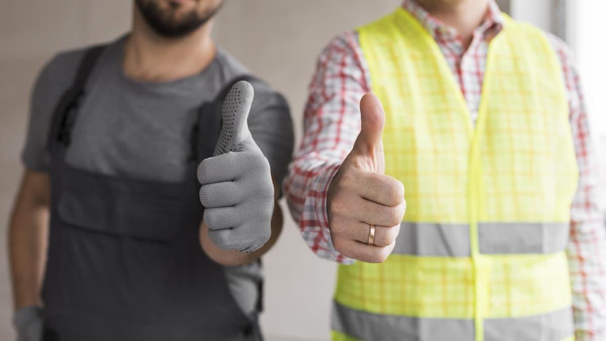 doi muncitori aratand semnul ok