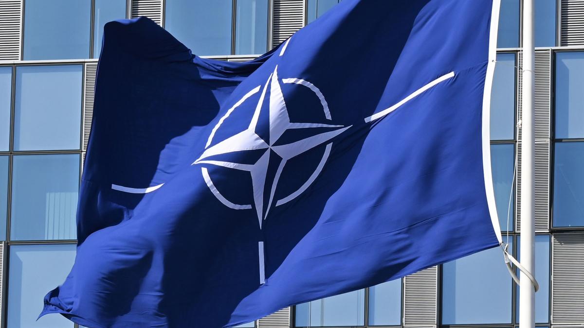 sua renunta la doua comandamente din cadrul nato ce se intampla la varful aliantei