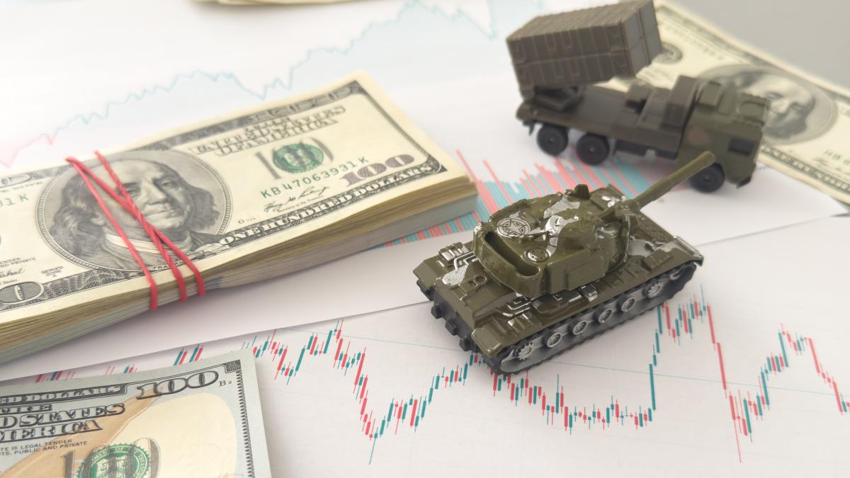 poza in care apar bancnote de dolari, un tanc si o alta masina a armatei