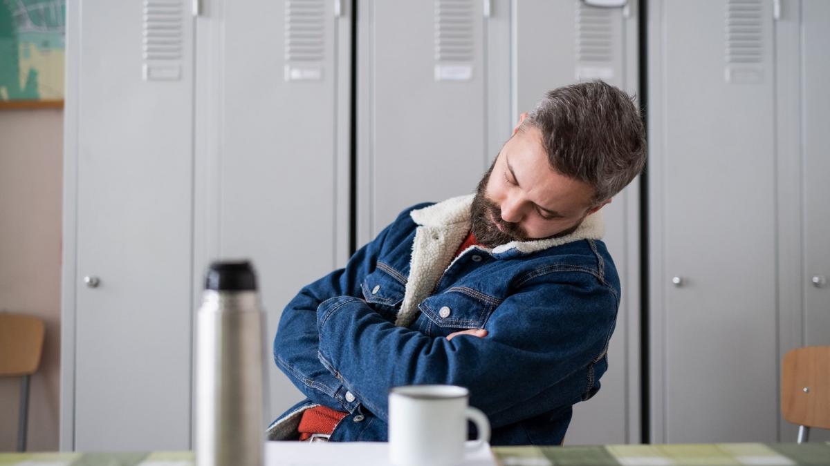 un barbat a fost concediat pentru ca a adormit la birou a dat in judecata firma si a primit toate salariile restante si compensatii